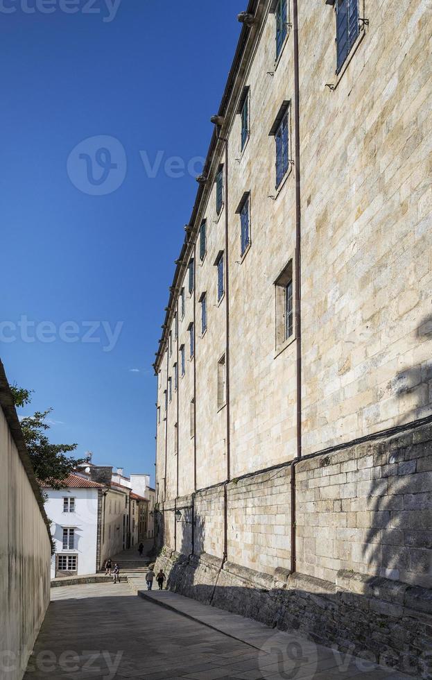 Escena callejera en el casco antiguo de Santiago de Compostela en España foto