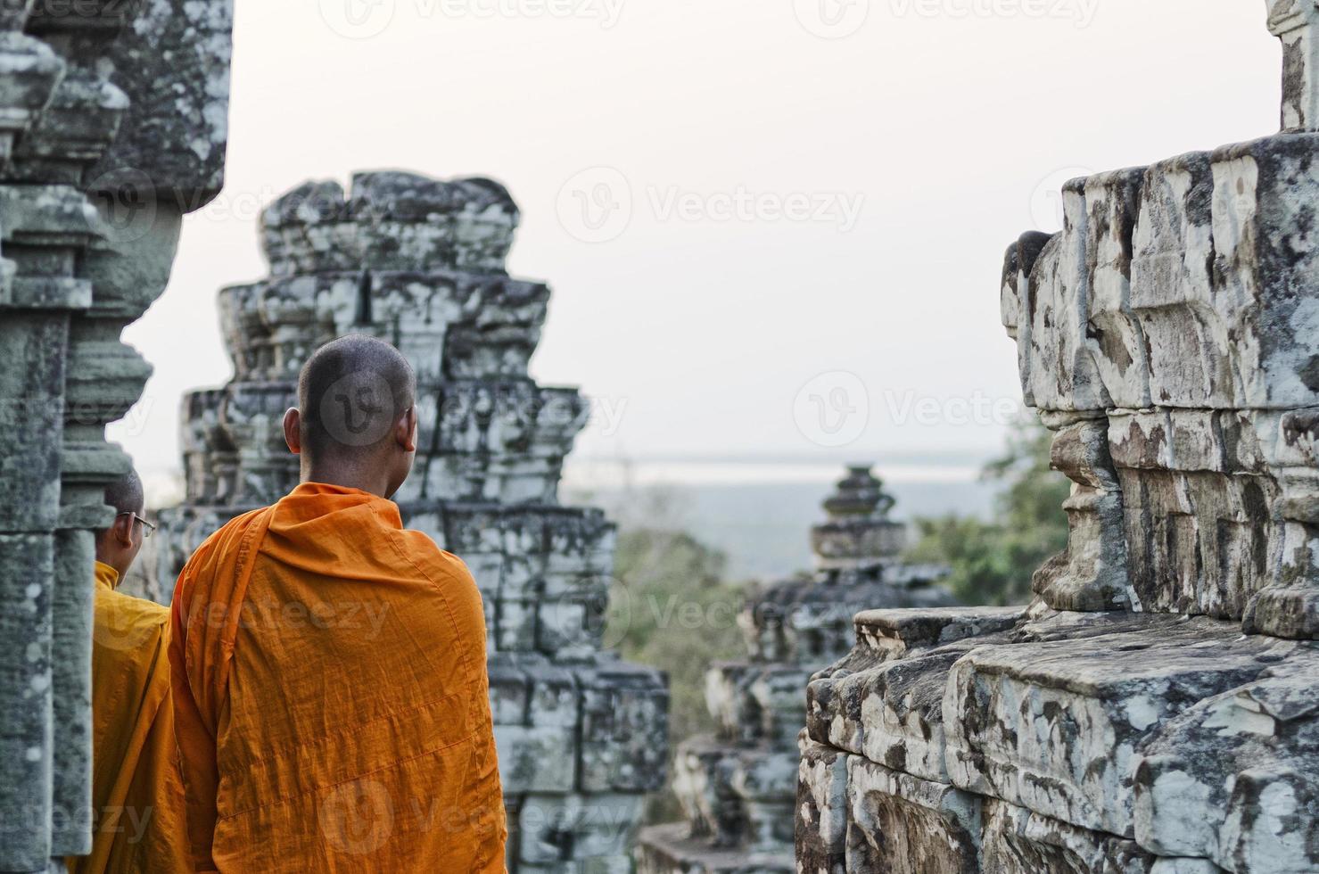 Monje budista camboyano en el templo de Angkor Wat, cerca de Siem Reap, Camboya foto