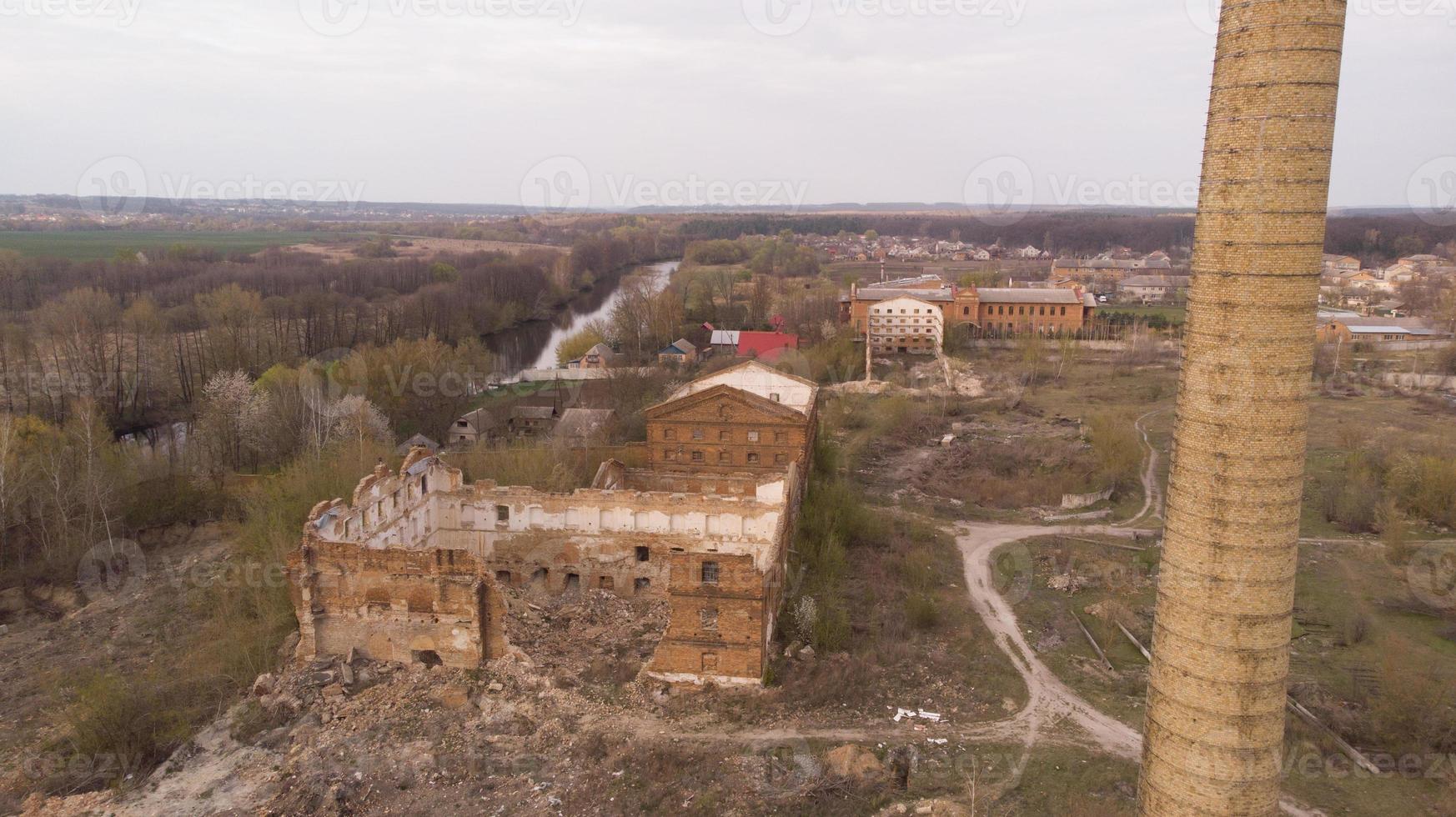 Antigua fábrica de azúcar abandonada en la región de Vinnitsia, vista aérea foto