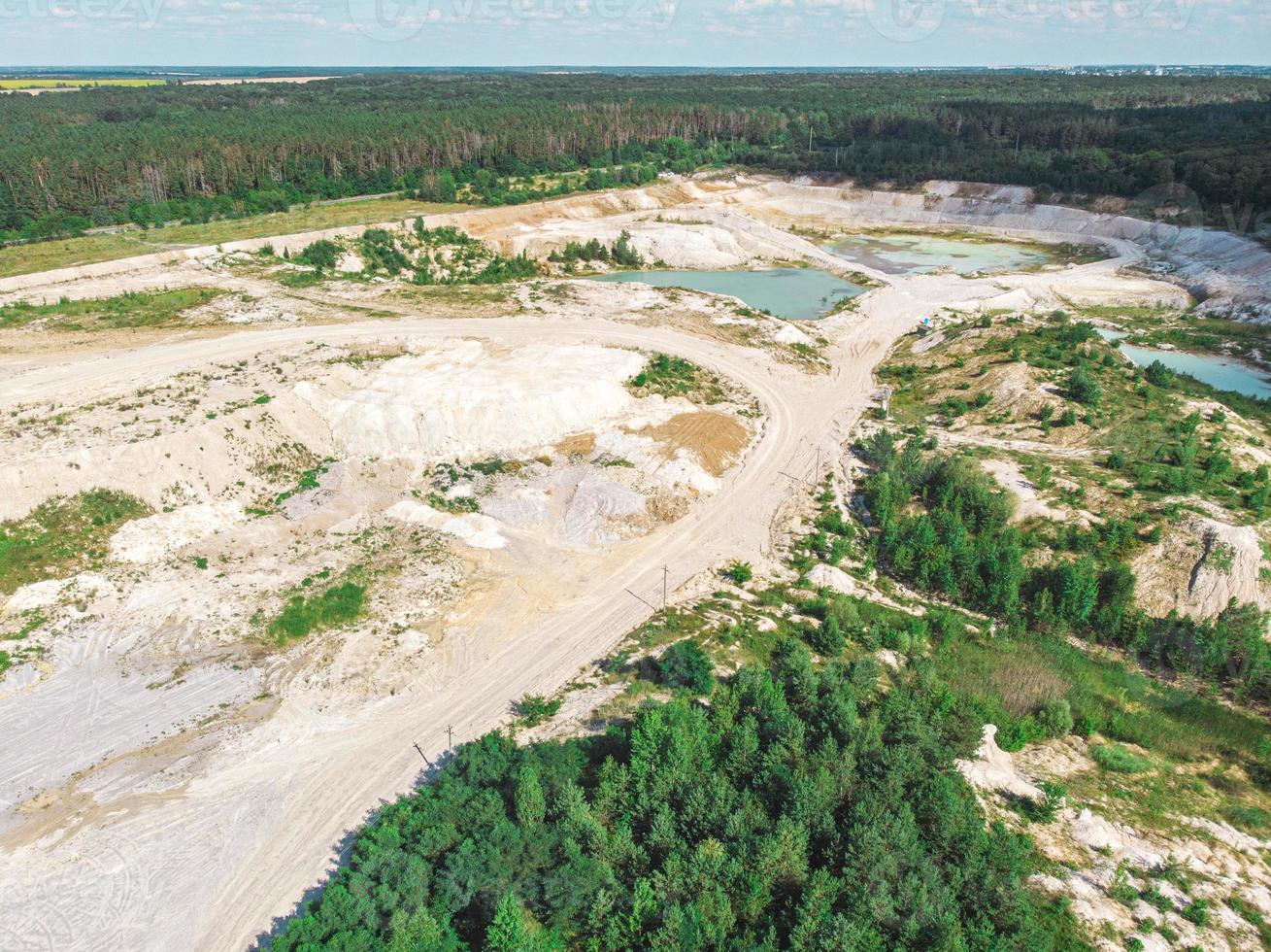 Drone ver en una cantera de caolín inundada de agua turquesa y orilla blanca foto