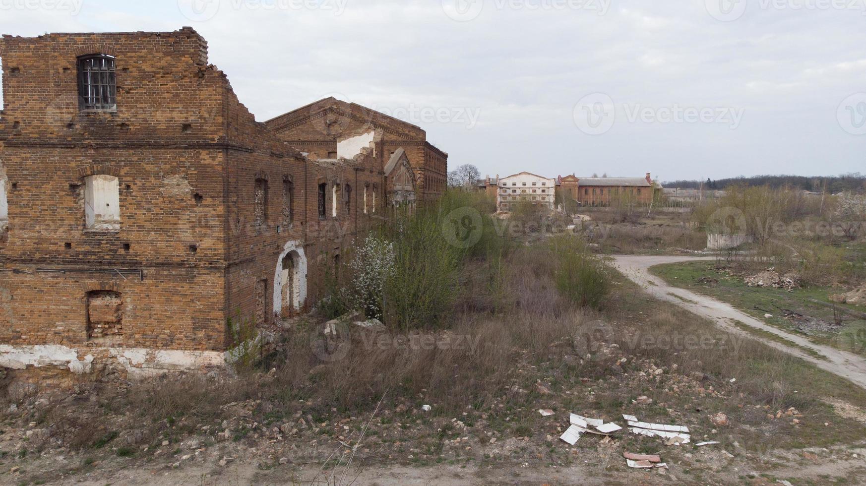 Antigua fábrica de azúcar abandonada en la región de Vinnitsia, vista aérea foto