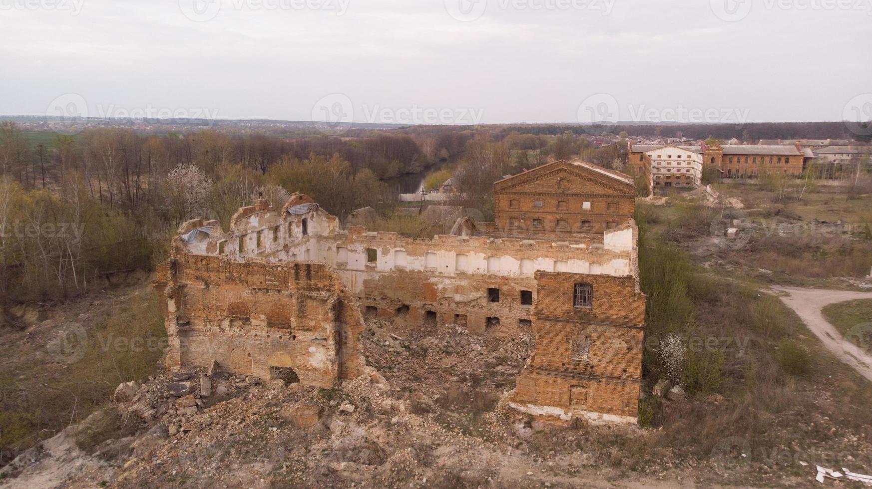 Antigua fábrica de azúcar abandonada en la región de Vinnitsia, vista aérea foto