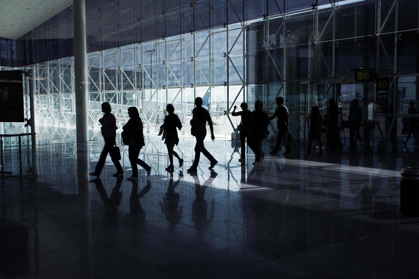 los pasajeros pasan por la terminal del aeropuerto foto