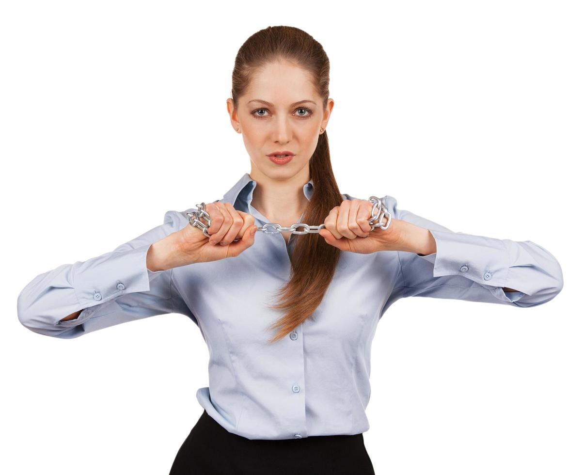 Mujer joven tratando de romper una cadena de metal foto