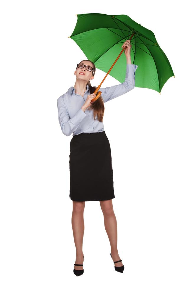 mujer abre un paraguas sobre su cabeza foto