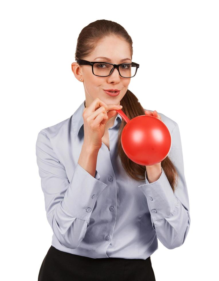 mujer con gafas inflando un globo de goma foto