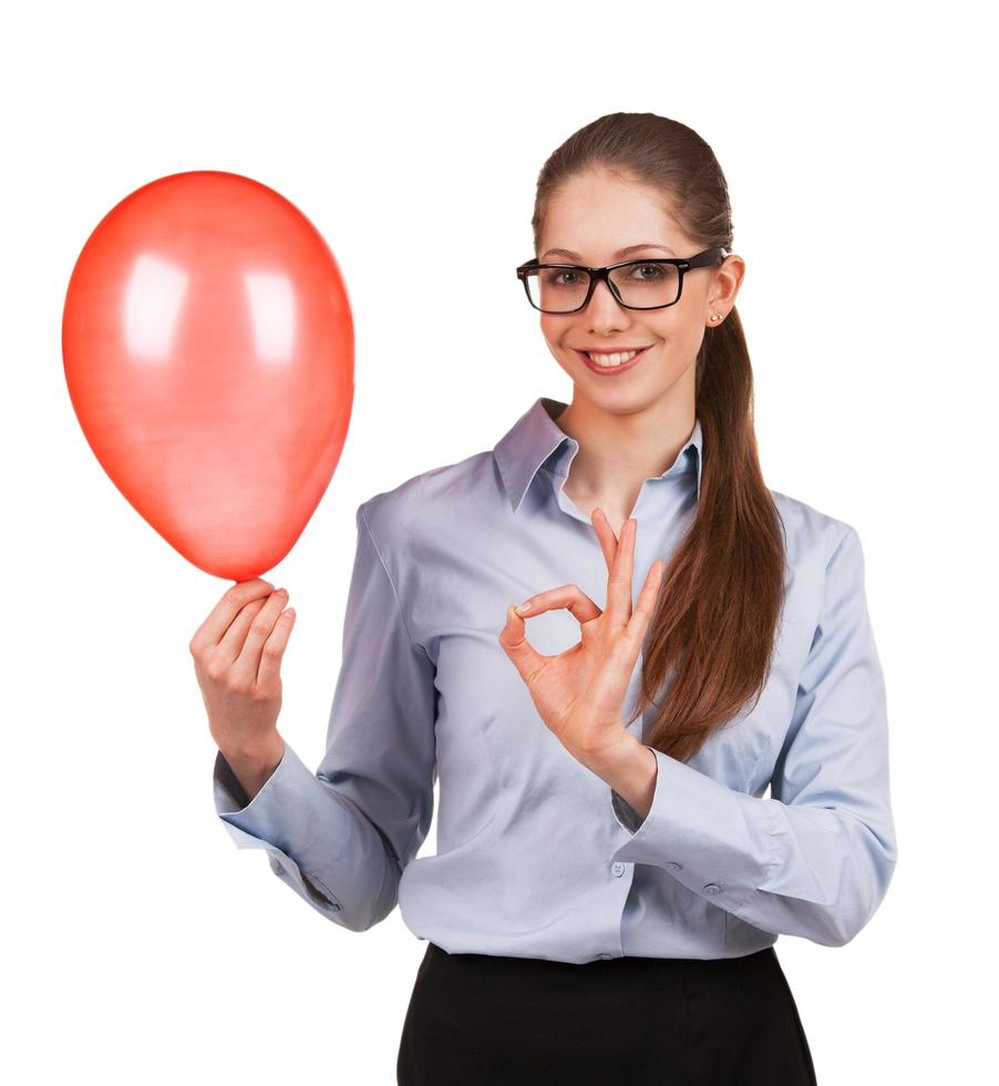 chica con globo inflado muestra que todo está bien foto