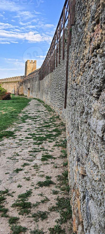 antigua fortaleza en ruinas a la orilla del mar. cielo azul. foto