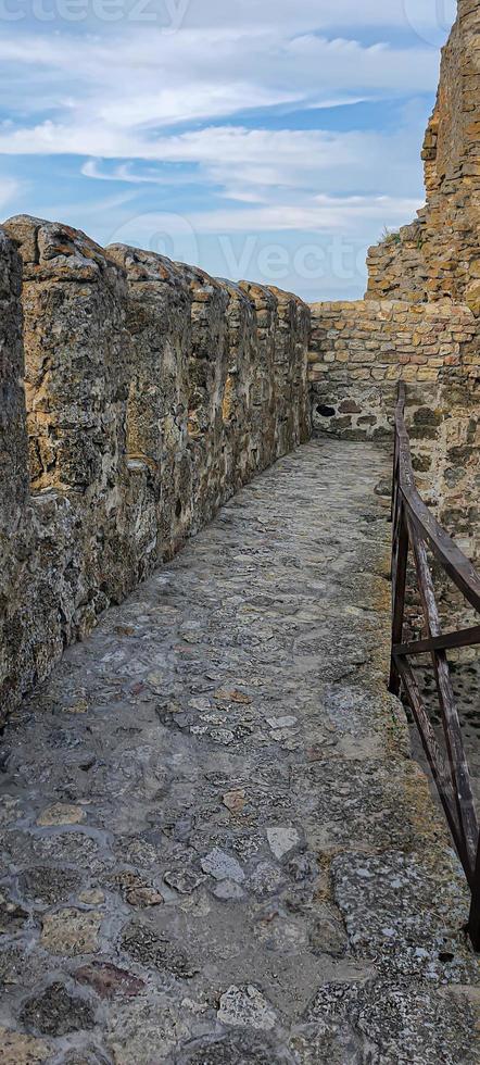 antigua fortaleza en ruinas a la orilla del mar. cielo azul. foto