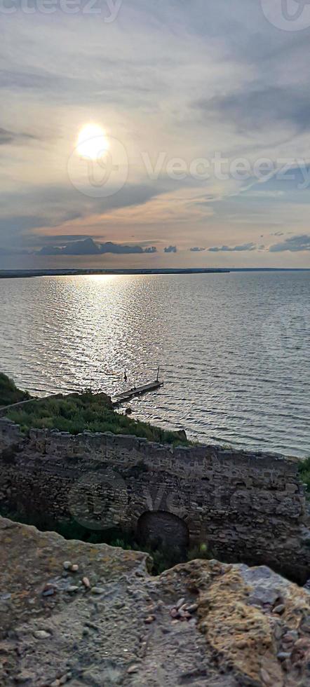 vista del atardecer desde una antigua fortaleza foto