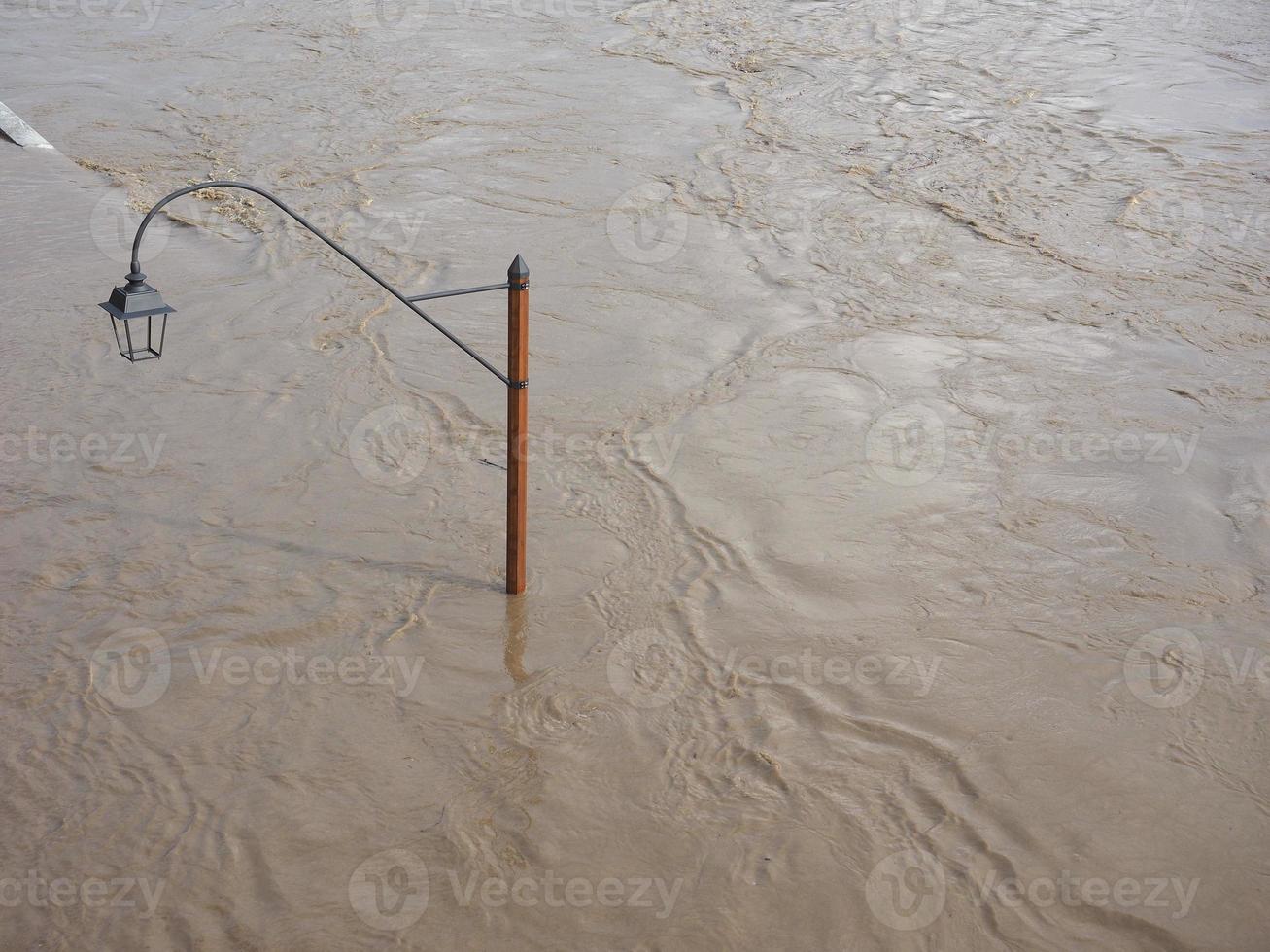 inundación del río po en turín foto