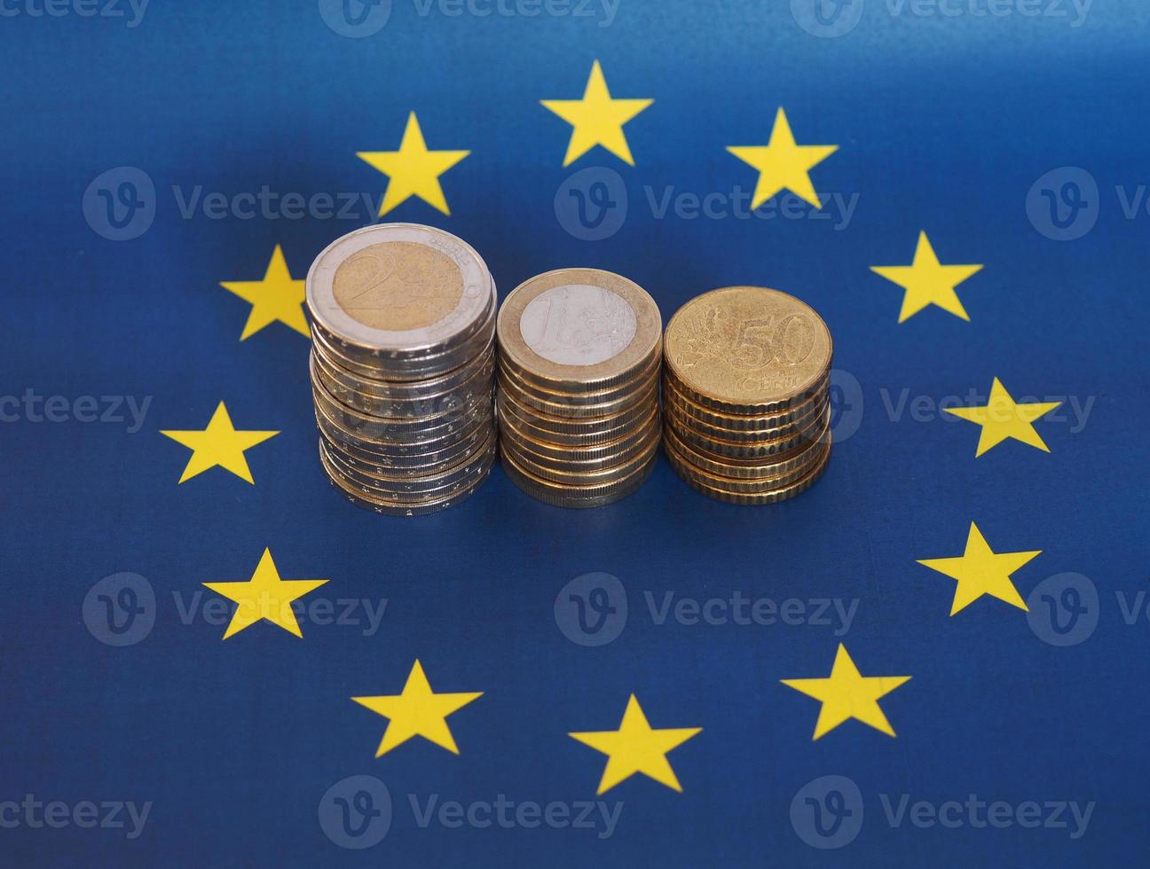 monedas de euro, unión europea, sobre bandera foto