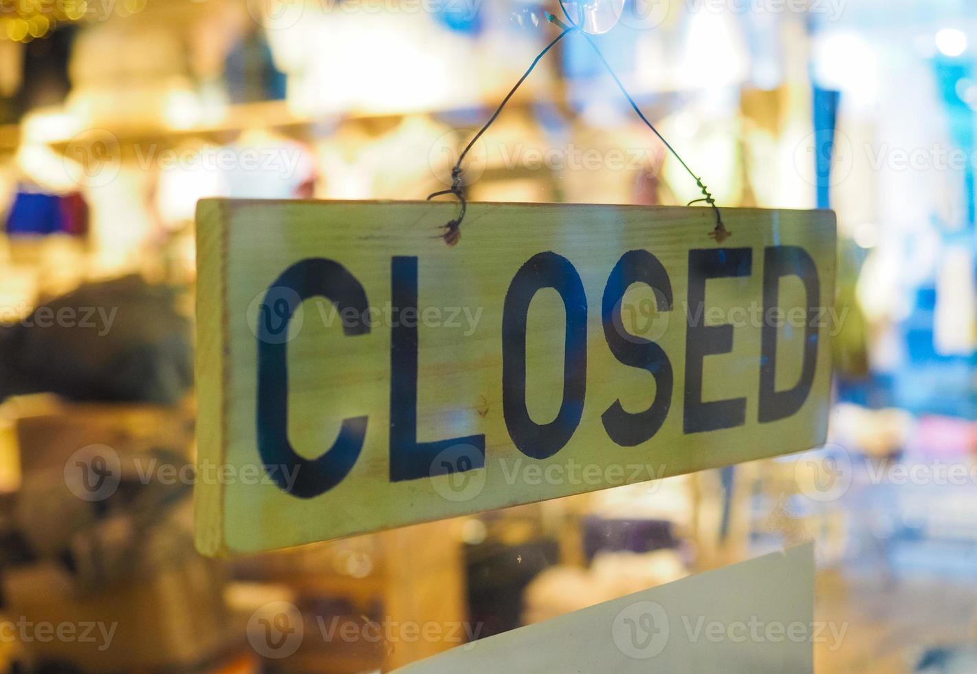 Closed shop sign photo