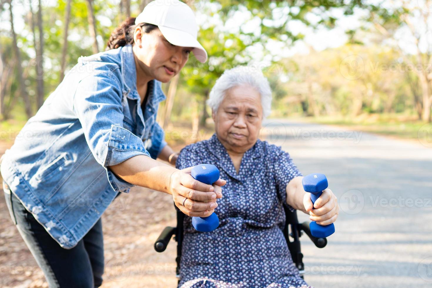 Asia mujer mayor o anciana ejercicio con mancuernas en el parque. foto