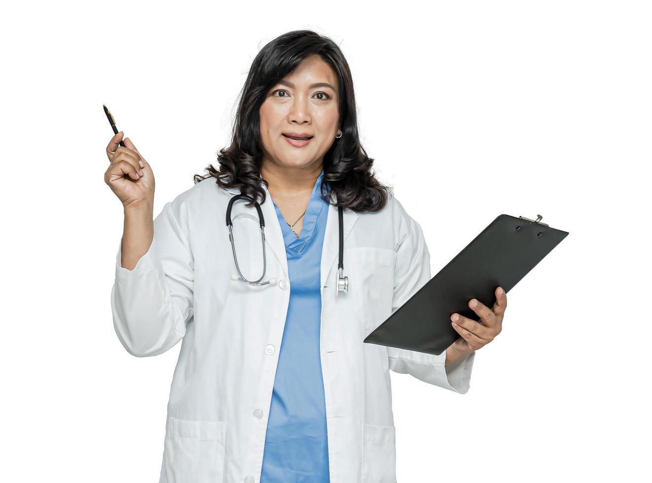 médico asiático con estetoscopio sobre fondo blanco. foto
