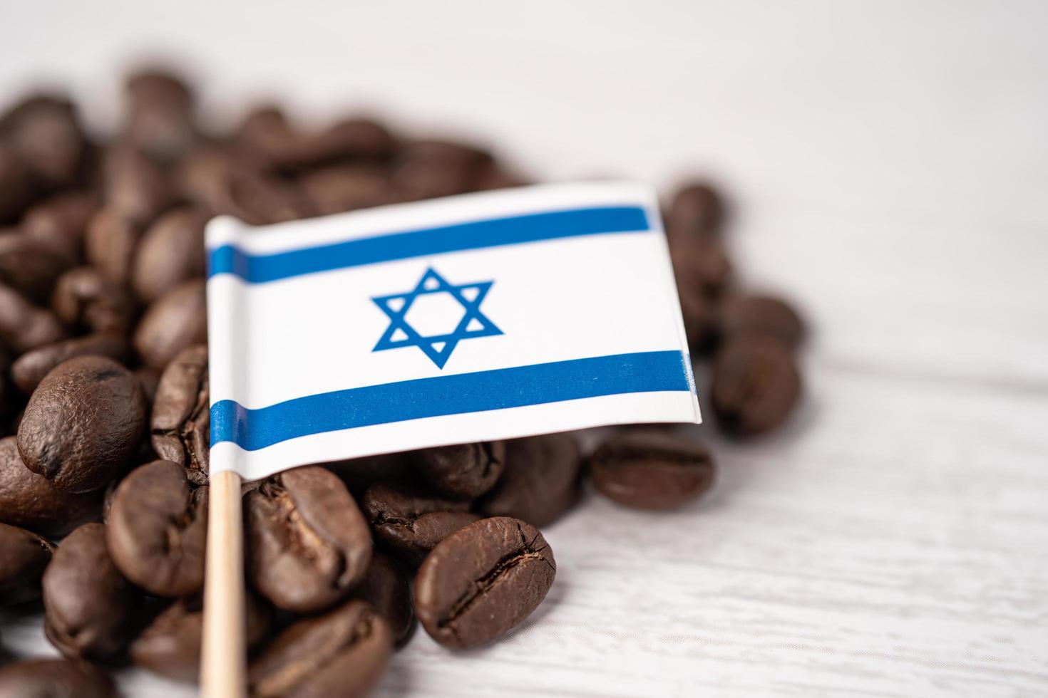 Bandera de Israel en los granos de café, concepto de comida de bebida de exportación de importación. foto