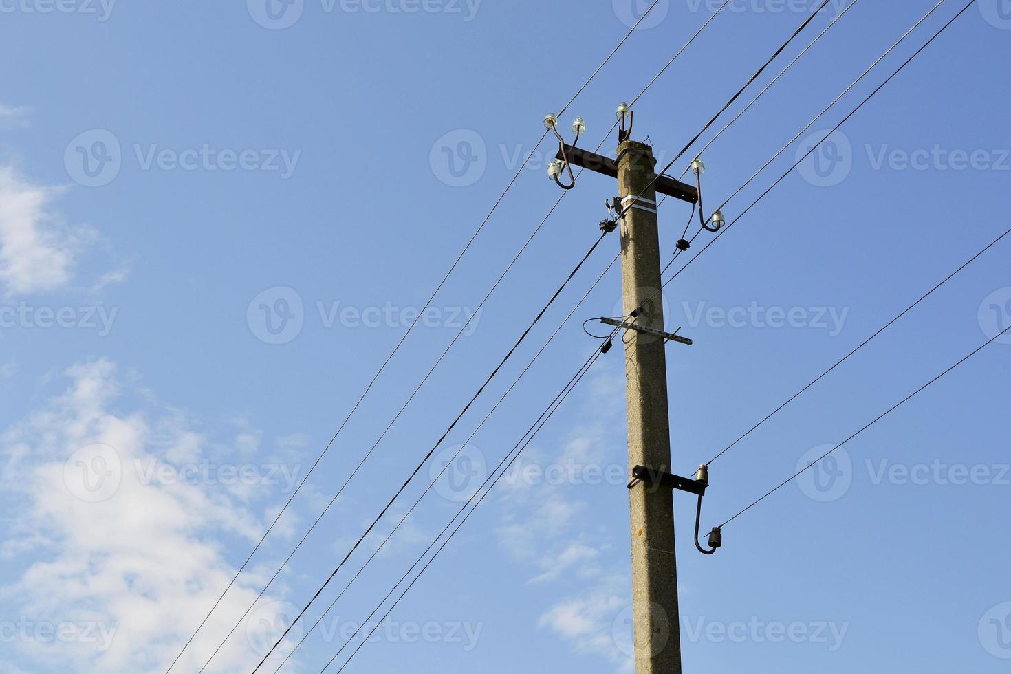 Poste eléctrico de potencia con cable de línea sobre fondo de color cerrar foto