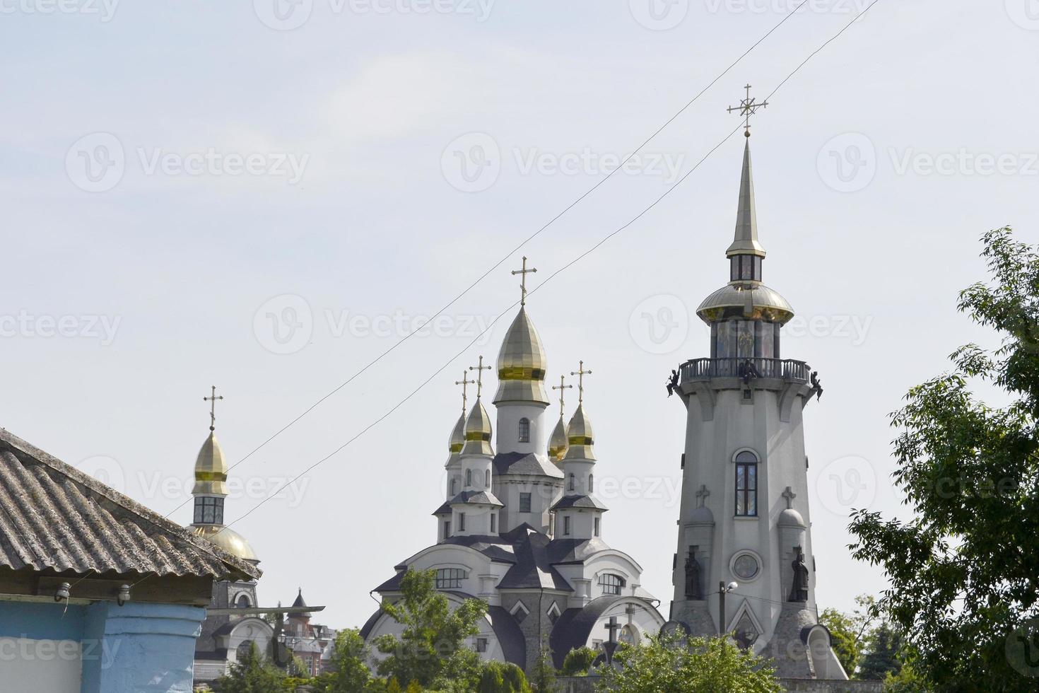 Cruz de la iglesia cristiana en alta torre campanario para la oración foto