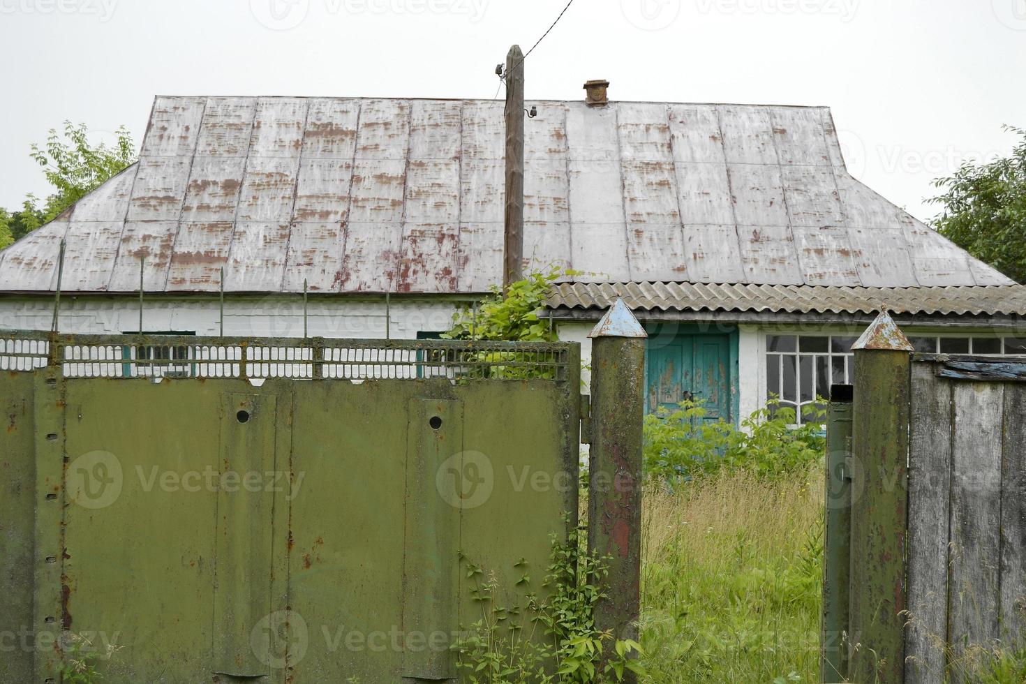 Hermoso y antiguo edificio abandonado casa de campo en el campo foto