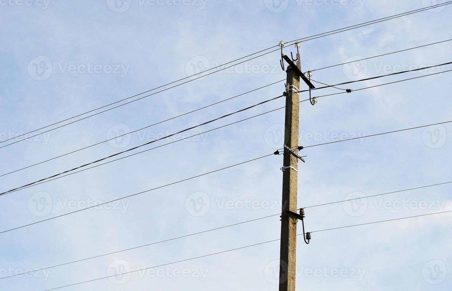 Poste eléctrico de potencia con cable de línea sobre fondo de color cerrar foto