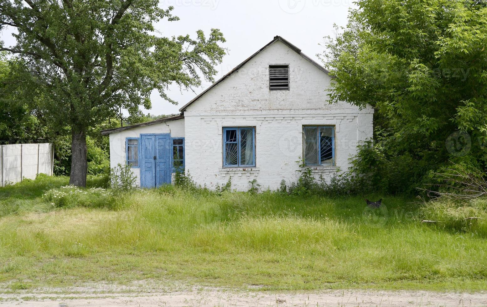 Hermoso y antiguo edificio abandonado casa de campo en el campo foto