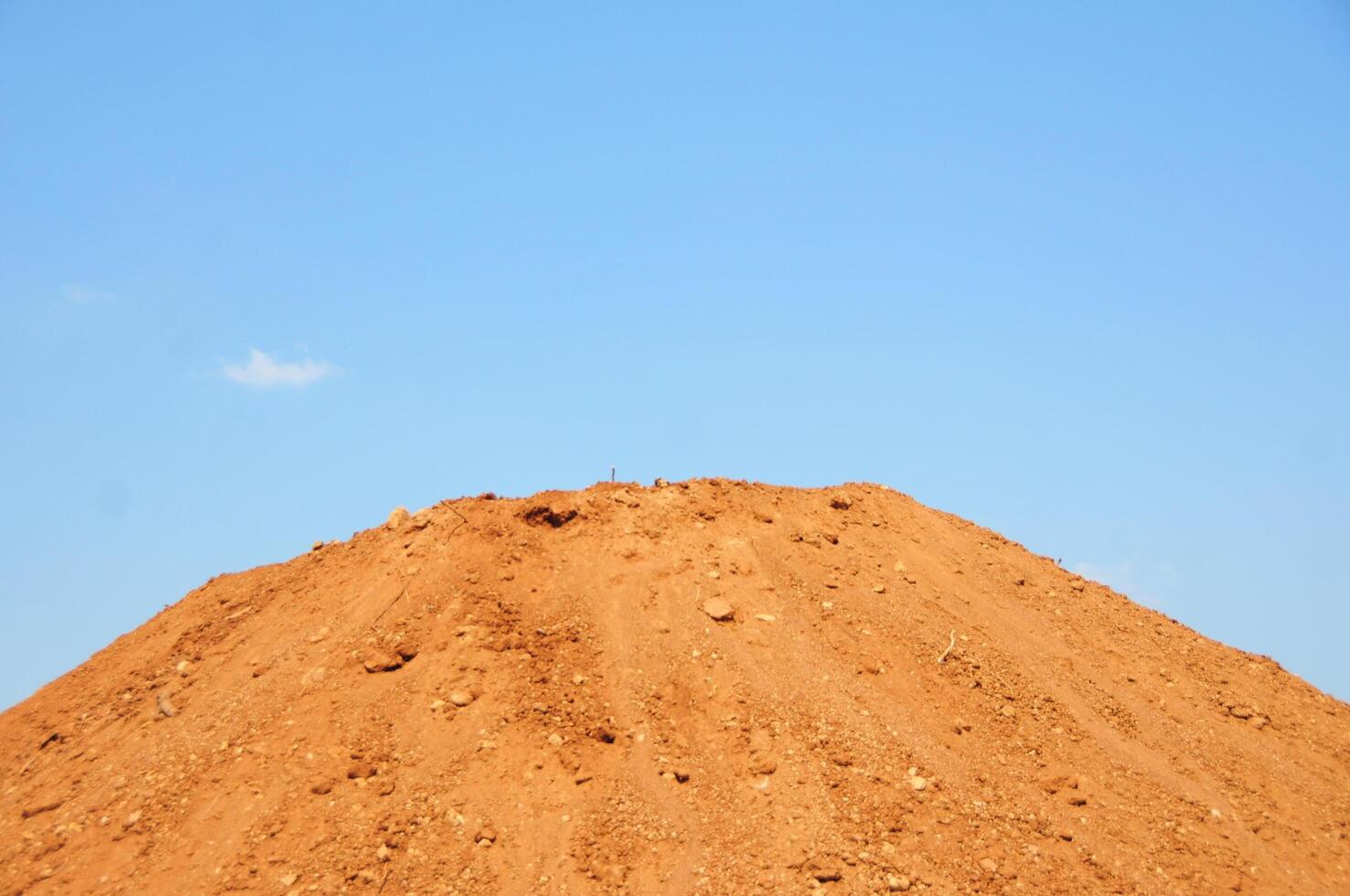 montículos de tierra del sitio de construcción foto