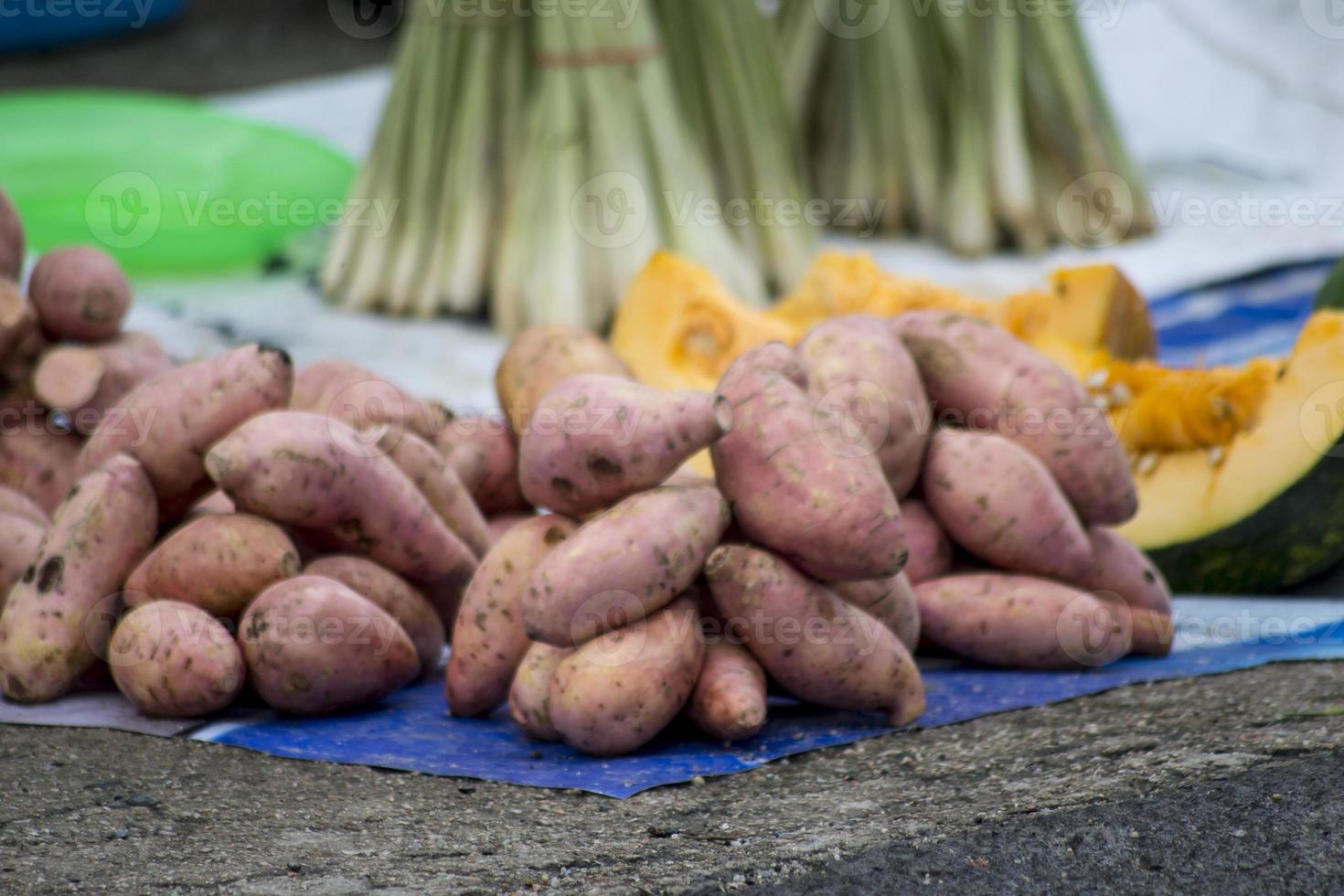 Un manojo de batatas en el puesto del vendedor. foto