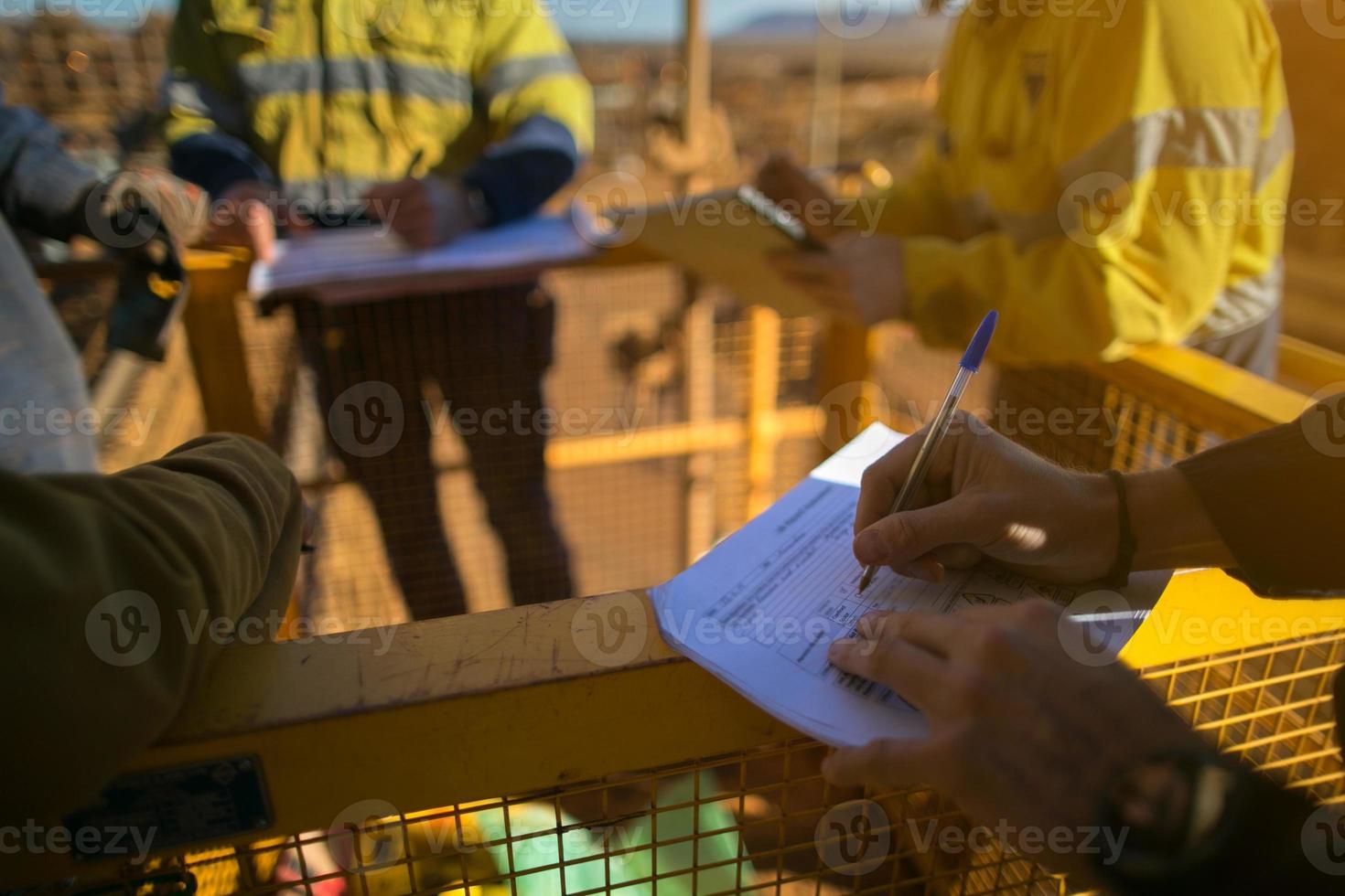 supervisor de minero de acceso por cuerda firmado del permiso de evaluación de riesgos de jsa foto