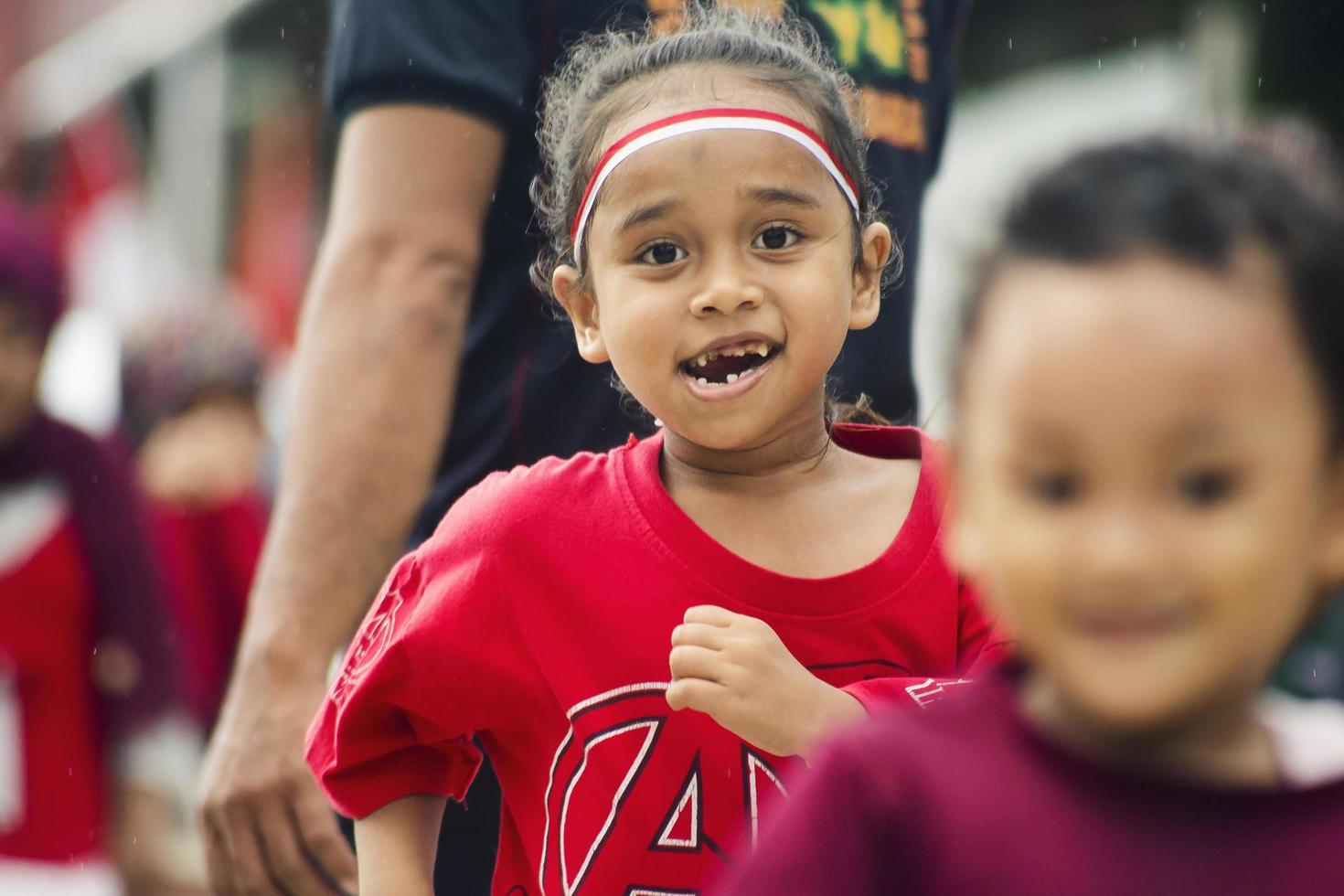 sorong, papua, indonesia 2021- la gente celebra el día de la independencia de indonesia con varios concursos foto