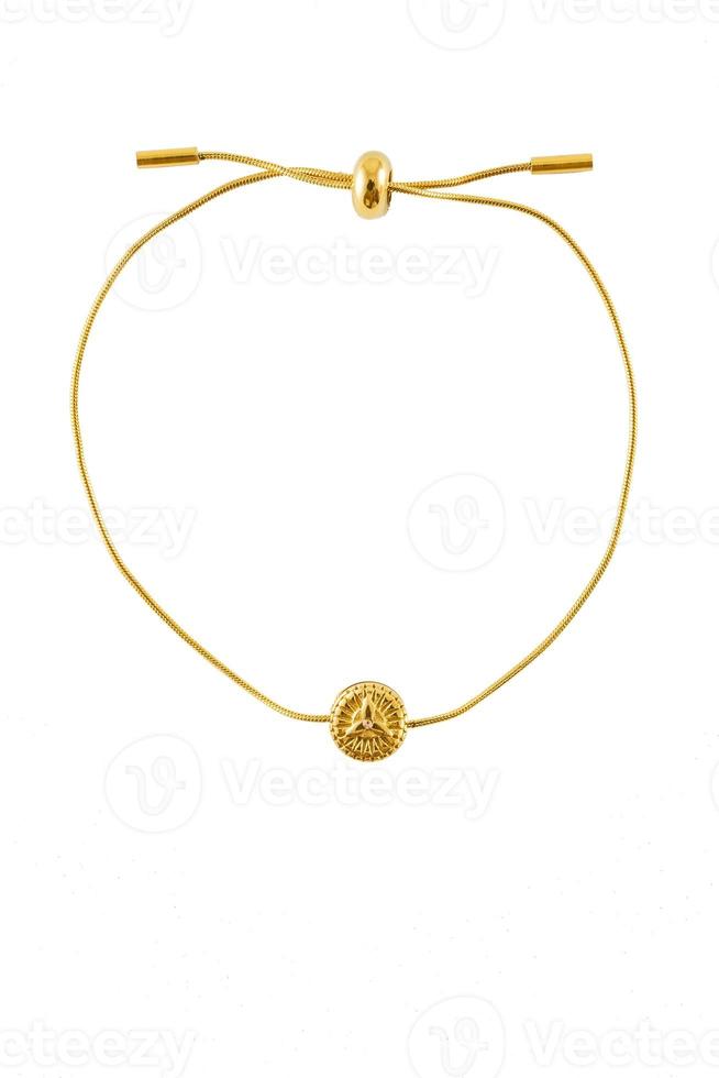 pulsera de oro con símbolo de protección aislado en un fondo blanco. foto