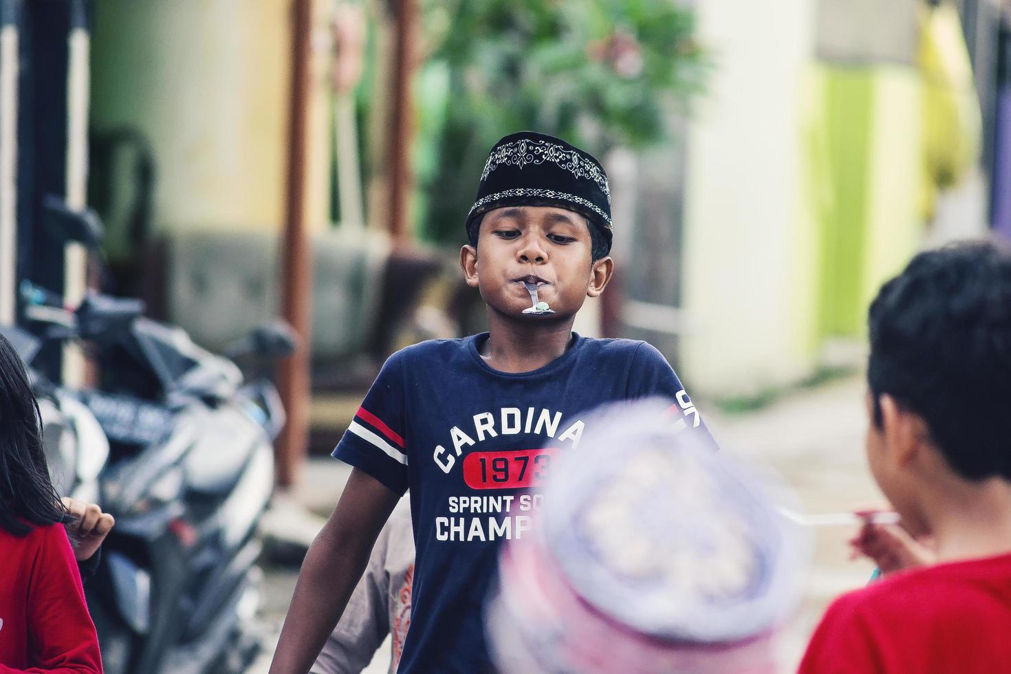 sorong, papua, indonesia 2021- la gente celebra el día de la independencia de indonesia con varios concursos foto