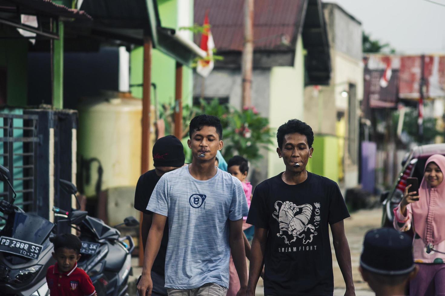 sorong, papua, indonesia 2021- la gente celebra el día de la independencia de indonesia con varios concursos foto