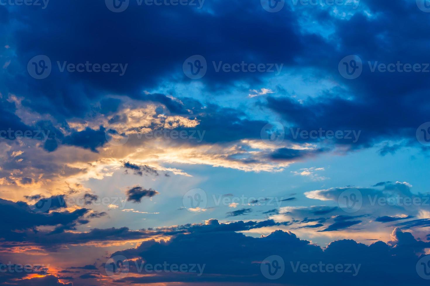 Resumen de cielo al atardecer para el fondo foto