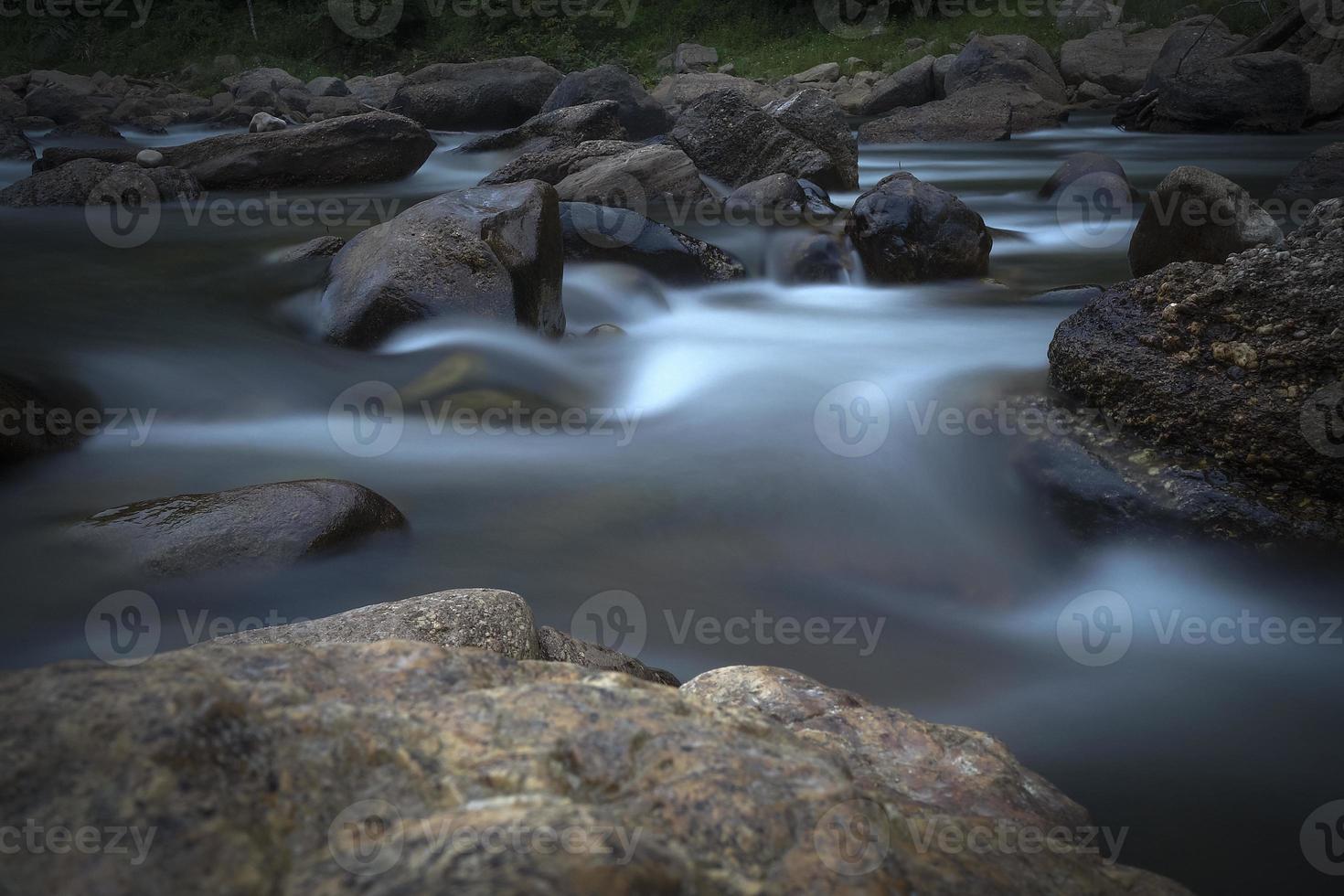 río de la selva tropical en fotografía de larga explosión foto