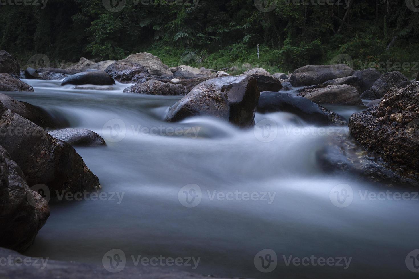 río de la selva tropical en fotografía de larga explosión foto