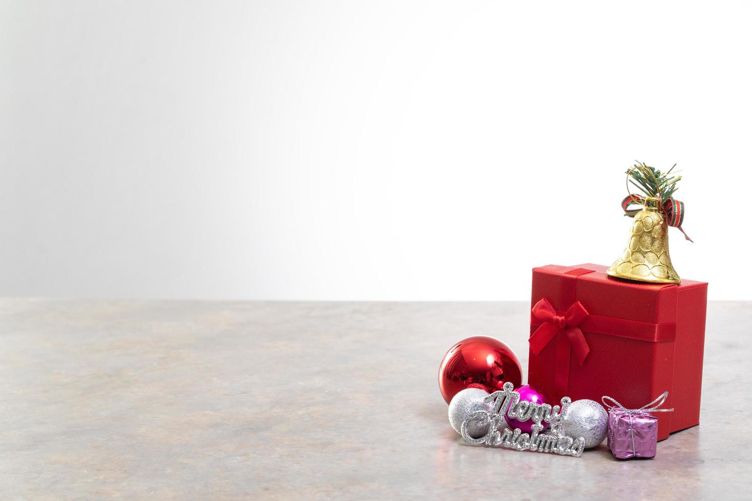 Caja de regalo con cinta de color sobre fondo blanco. foto