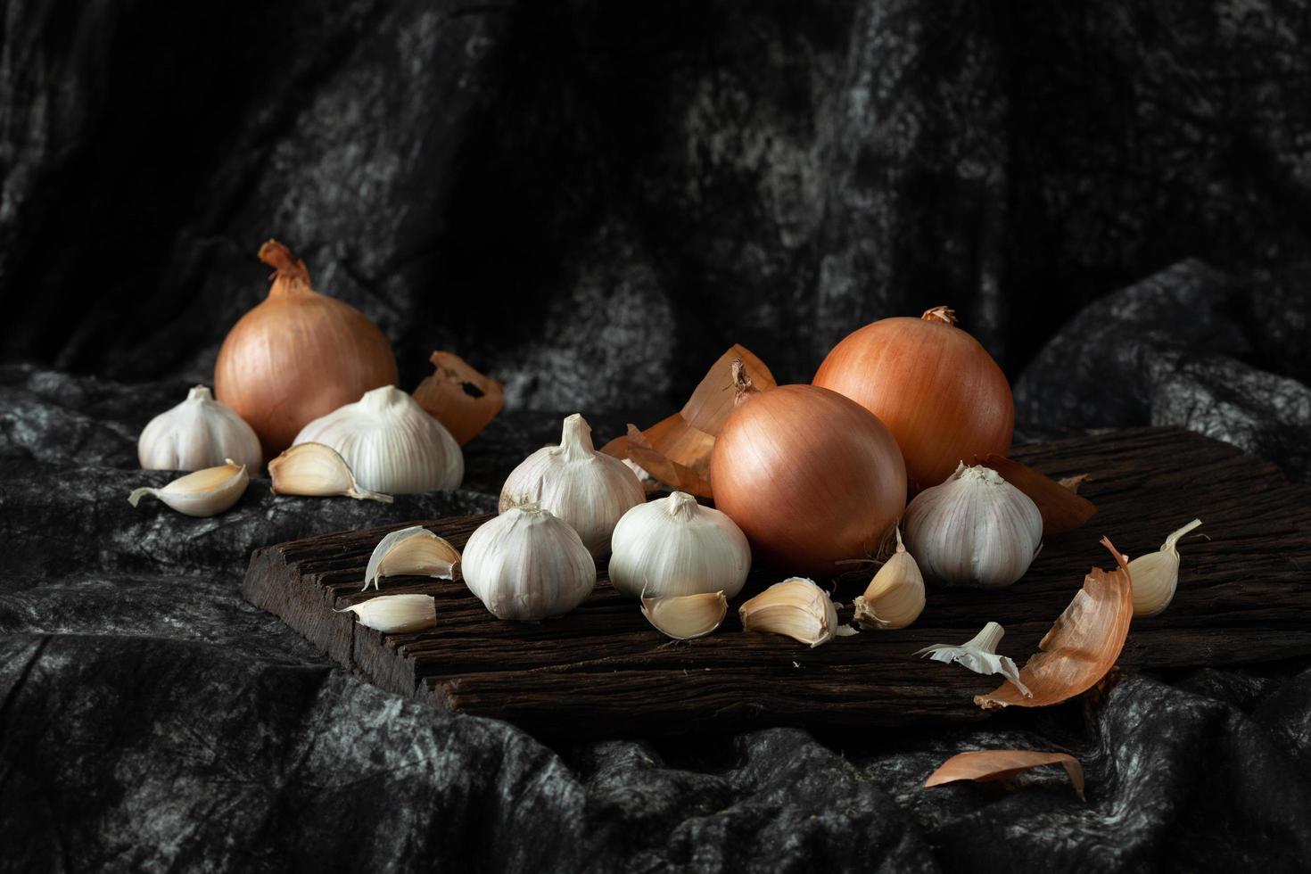 cebolla, ingrediente fresco, vegetal, cocina, en, madera, estilo vintage foto