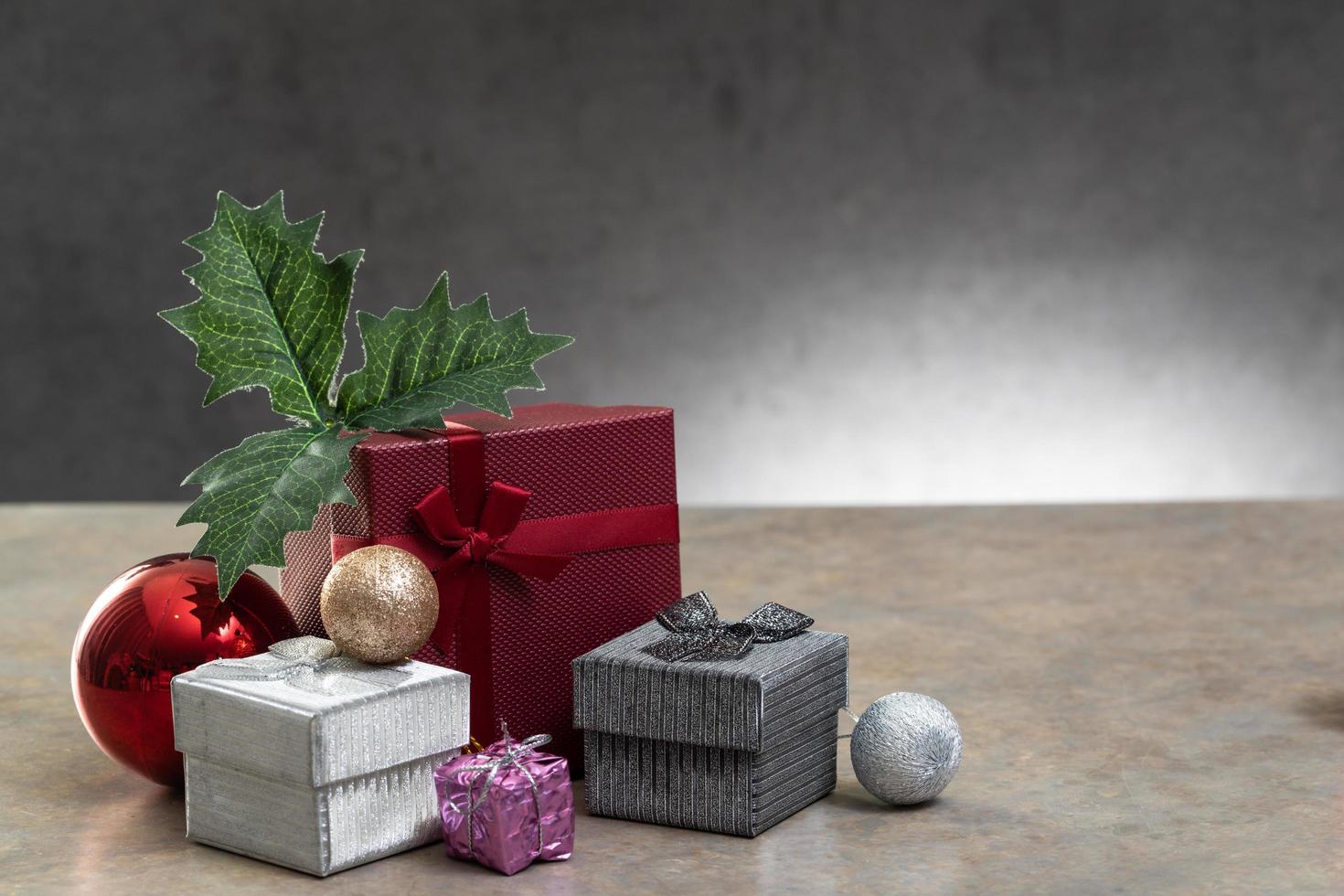Caja de regalo con cinta de color sobre fondo blanco. foto