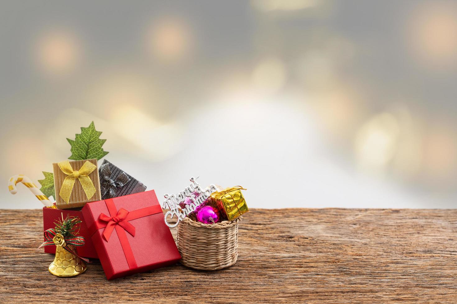 Caja de regalo con cinta de color sobre fondo blanco. foto