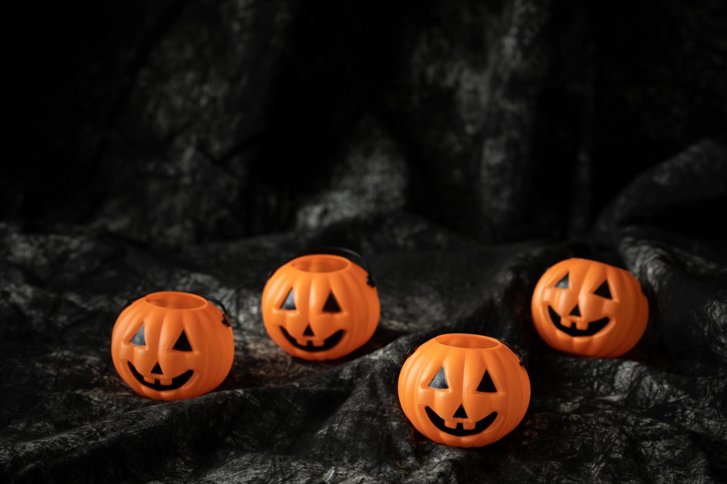 linterna de calabaza de halloween decoración de tono oscuro foto