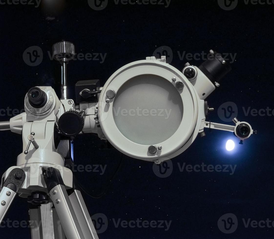 telescopio astronómico mirando al cielo foto