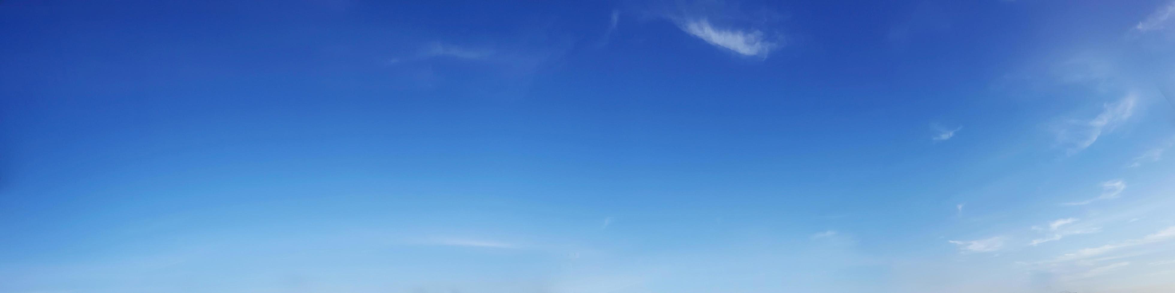 panorama del cielo con nubes en un día soleado. foto