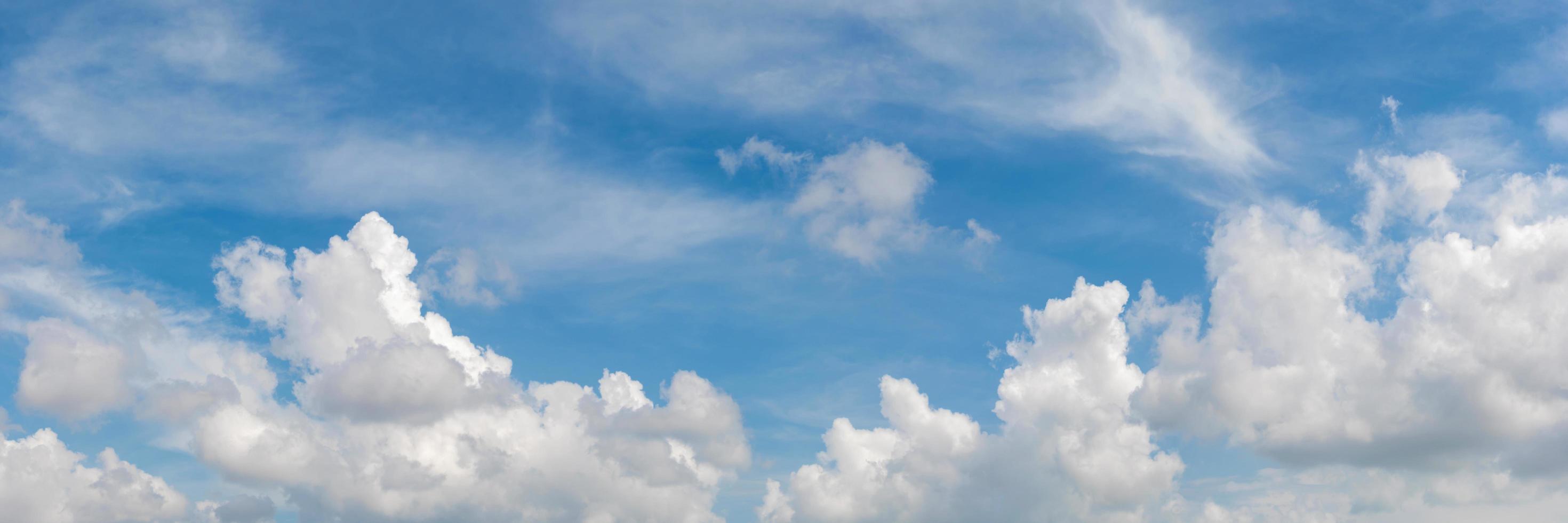 panorama del cielo con nubes en un día soleado. foto