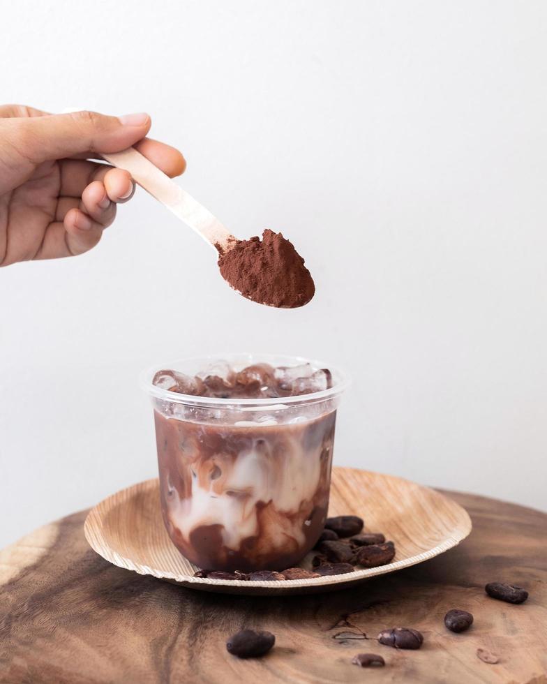 Bebida de chocolate helado con espuma y granos de cacao. foto