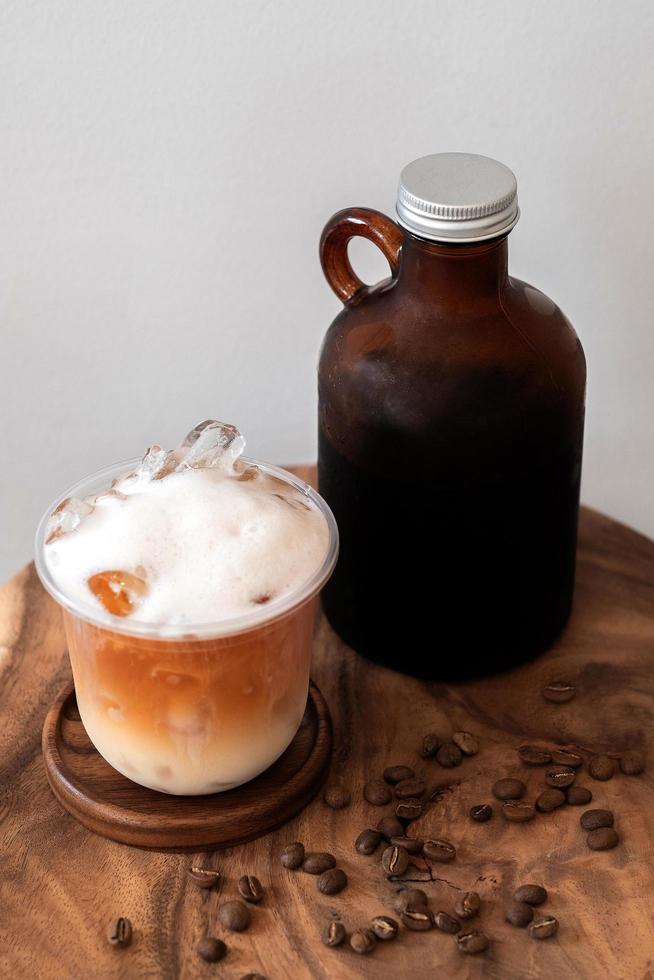 Bebida de café helado con espuma y granos de café. foto