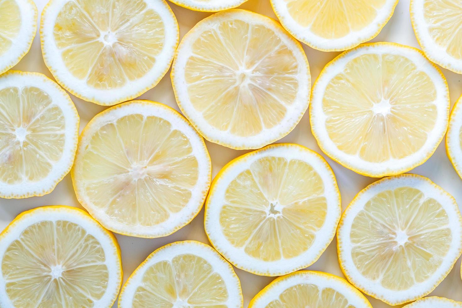 colección de rodajas de limones amarillos frescos foto