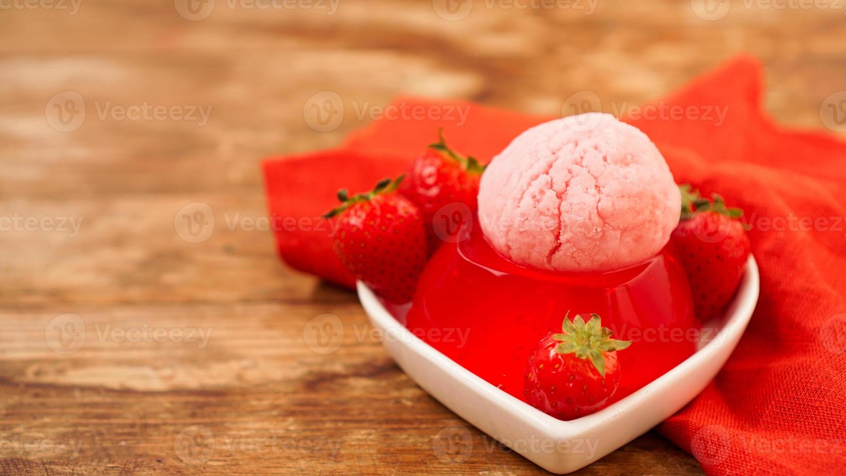 gelatina de fresa en un bol, decorado con helado casero foto