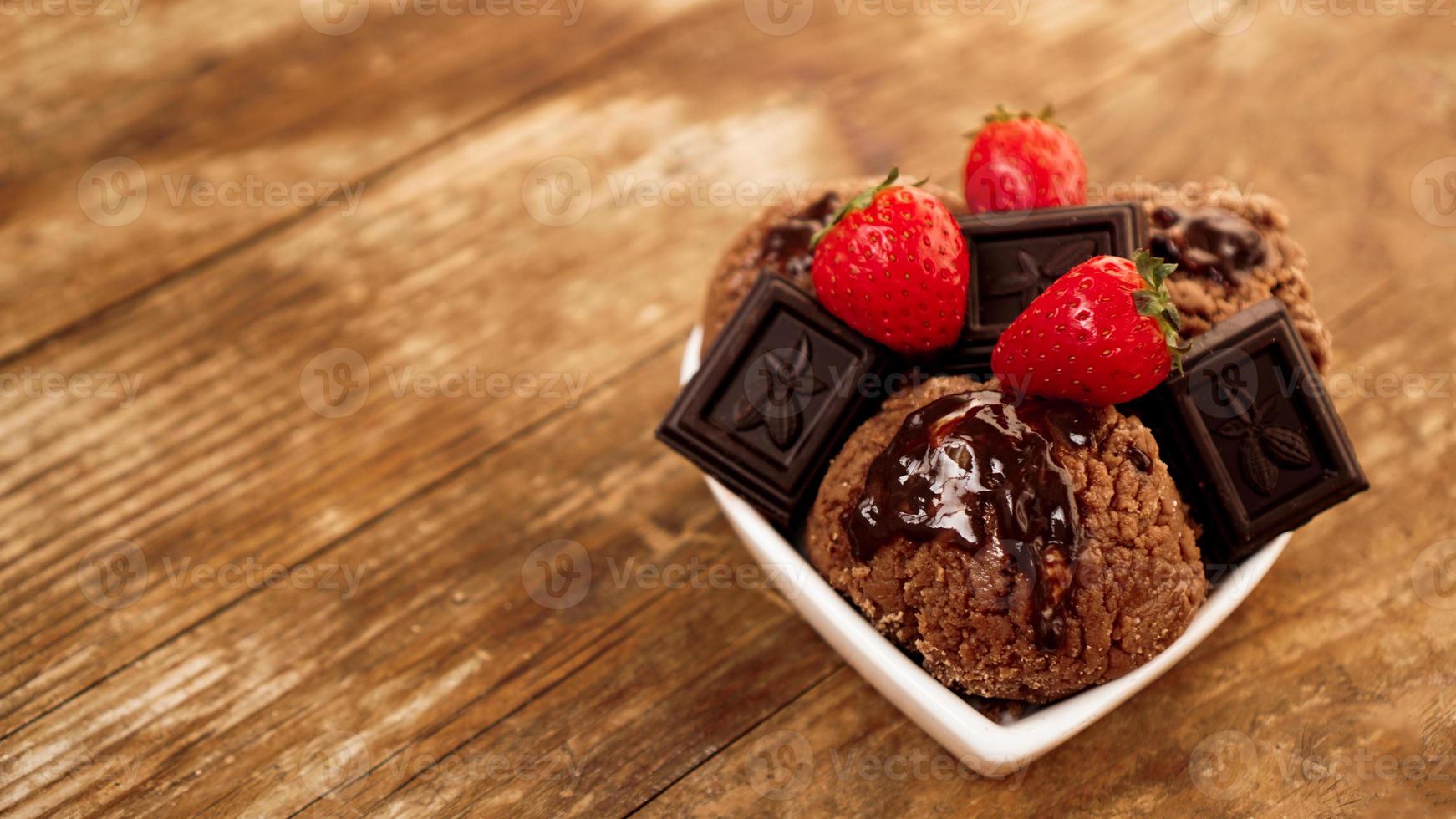 helado de chocolate en un bol. postre decorado con chocolate foto