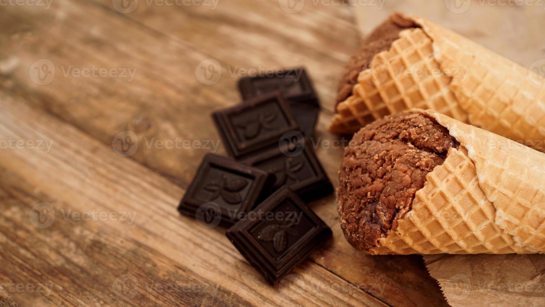 helado de chocolate en cono de galleta sobre papel artesanal foto