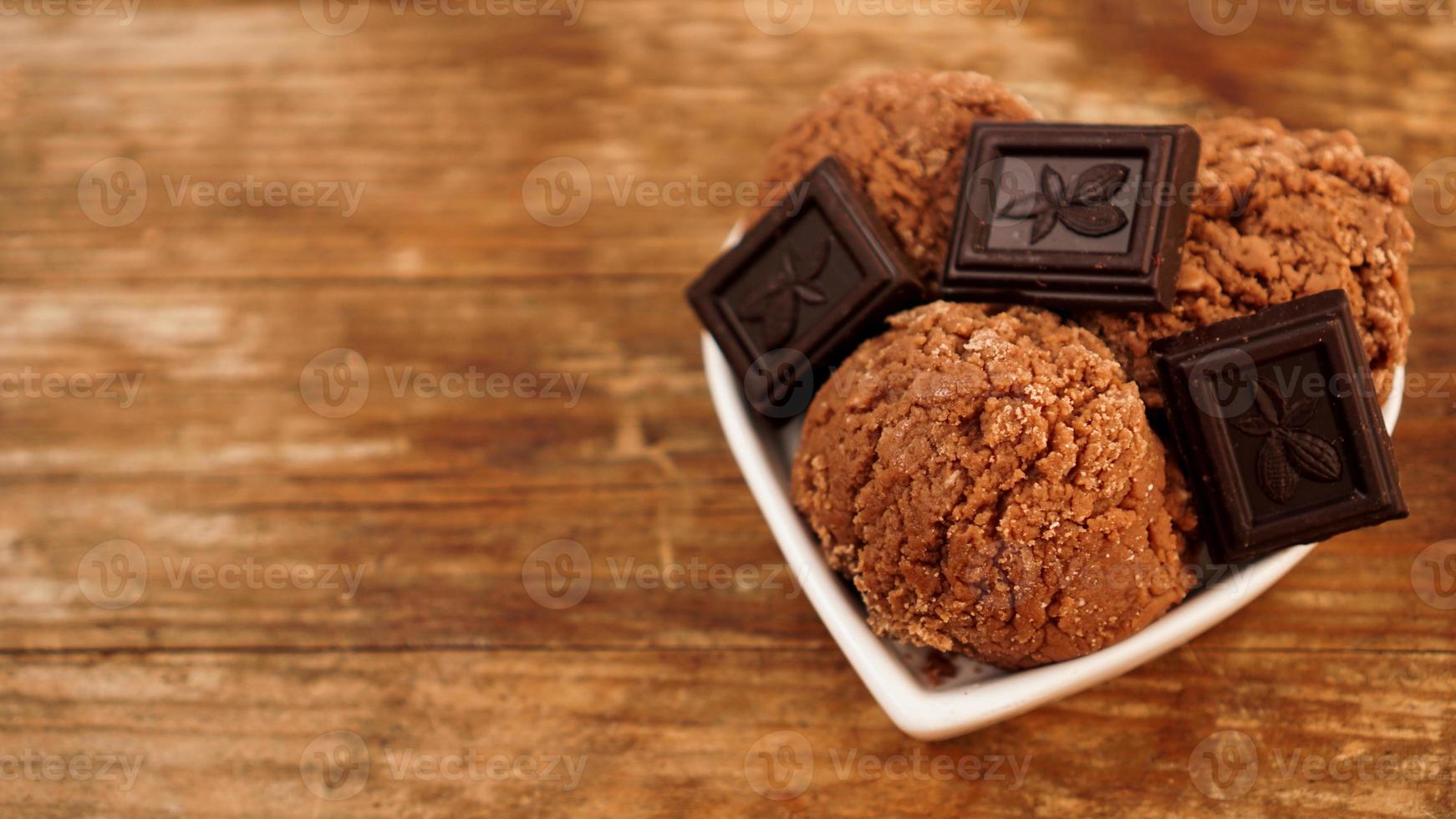 helado de chocolate casero con trozos de chocolate foto